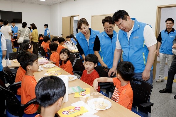 이정선 광주시교육감이 15일 동구 지원2동 행정복지센터에서 열린 ‘상반기 2차 농촌마을 봉사활동 프로젝트’에 참여한 사랑숲유치원 학생들과 이야기를 나누고 있다./광주시교육청 제공