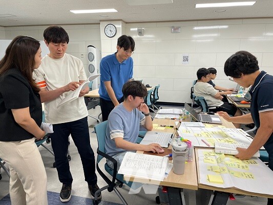 7월 11일 순천만생태문화교육원에서 열린 학교자율시간 설계․실습 과정에서 교사들이 토의하고 있다.