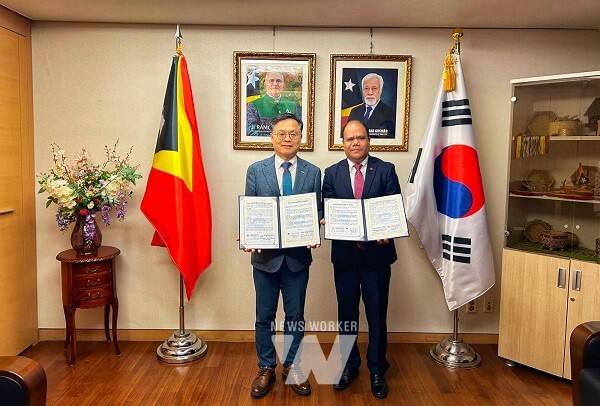 동티모르, 2026여수세계섬박람회 공식 참가 결정. 좌로부터 김종기 조직위 사무총장(좌), 안토니우 데 사 베네비데스 주한 동티모르 대사