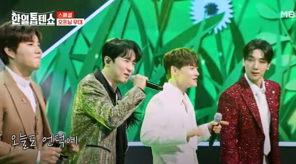 함께 노래하는 '현역가왕2' 톱7 진해성과 에녹, 박서진, 최수호(왼쪽) [사진=MBN MUSIC]