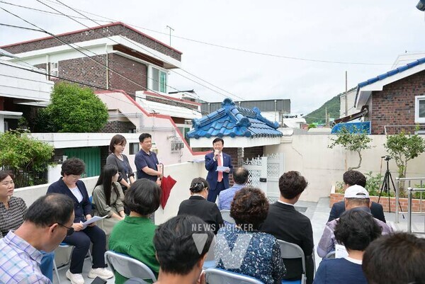 여수시(시장 정기명)는 지난 15일 문수동 케어안심주택 ‘포근휴’에서 국민정책디자인단, 자원봉사자 등 20여 명이 참석한 가운데 ‘2025년 여수시 공공서비스디자인 과제 실현을 위한 발대식’을 개최했다.