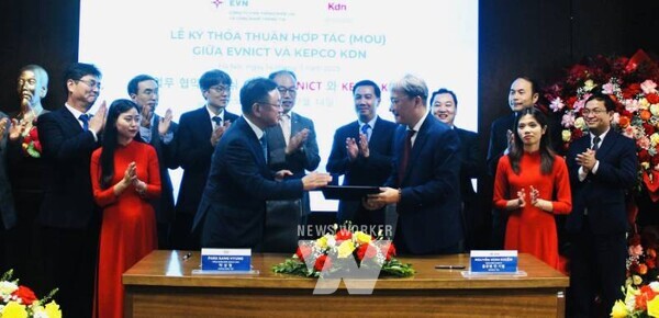 박상형 한전KDN 사장과 응우엔 민 키엠 EVNICT 대표(왼쪽부터)가 협약서를 교환하고 있다