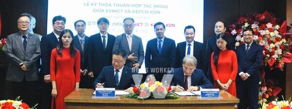 한전KDN과 베트남 EVNICT간 업무협약서에 서명을 하고 있는 박상형 한전KDN 사장과 응우엔 민 키엠 EVNICT 대표(왼쪽부터)