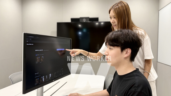 CJ AI실 직원들이 밀스톤 큐를 활용해 테스트 영상을 편집하고 있다.