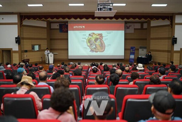 전남대학교병원 순환기내과 이기홍 교수가 지난 12일 오전 9시부터 3시간 동안 전남대의과대학 명학회관 강당에서 심장율동치료기 시술 후 관리를 주제로 강연하고 있다.