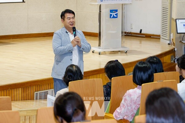 이정선 광주시교육감이 지난 15일 광주시교육청시민협치진흥원에서 진행한 민간어린이집 보육교사 대상 안전 교육에서 인사말을 하고 있다. / 광주시교육청 제공