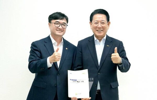 김영록 전라남도지사(오른쪽)가 16일 서울지방조달청에서 임기근 기획재정부 2차관과 면담을 갖고 전남도 핵심 사업 해결을 위한 건의 및 협조를 요청하고 있다.