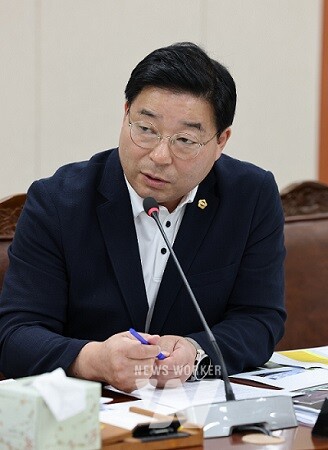 신민호 의원(더불어민주당, 순천6)이 지난 15일 문화융성국 업무보고에서 질의를 하고 있다.