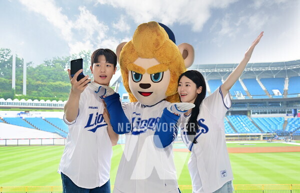 대구 삼성 라이온즈 파크에서 방문객들이 '갤럭시 Z 플립7'으로 삼성 라이온즈의 마스코트 '블레오'와 함께 '승요 셀피'를 촬영하는 모습