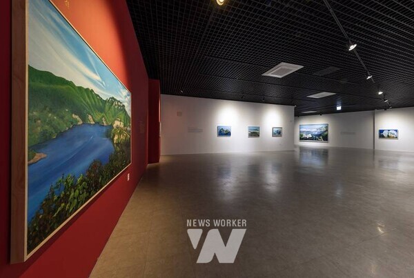 제1전시실 : 아름다운 금수강산을 표현한 작품들의 전시 모습