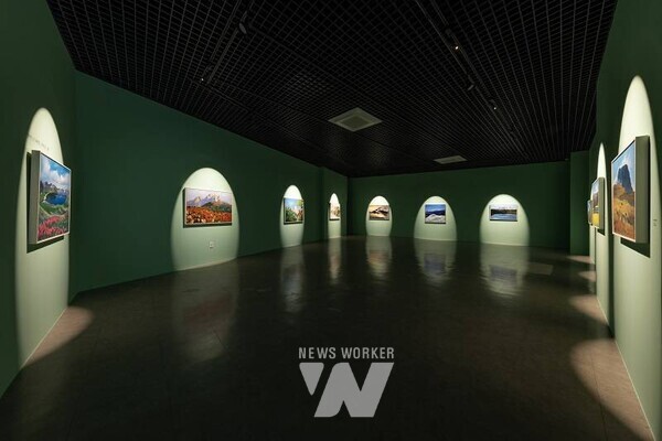 제2전시실 : 한반도의 산맥들을 쭉 이어온 작품들의 전시 모습