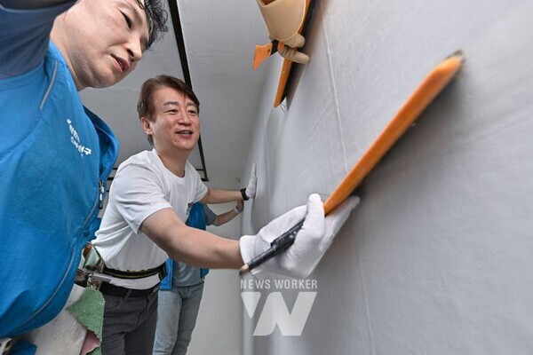 김이강 광주 서구청장이 17일 서구 금호동 다세대주택에서 서구아너스 사업 일환인 '꿈이 빛나는 공부방' 주거환경개선사업 지원을 위해 서구아너스 회원, 무진동합사회복지관 등 관계자들과 벽지, 바닥재 교체 작업을 하고 있다. /광주 서구 제공