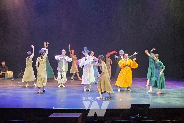 서편제 기반 창작 공연 ‘심·별’을 공연하고 있다