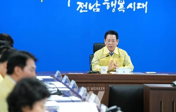 김영록 전라남도지사가 17일 오전 도청 재난종합상황실에서 실국장 등이 참석한 가운데 ‘호우대비 대처상황 점검회의’를 주재하고 있다