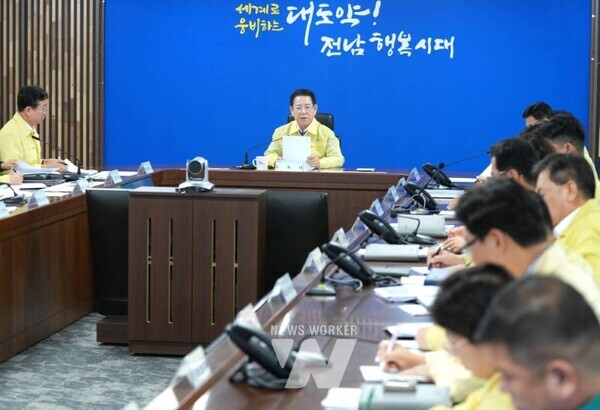 김영록 전라남도지사가 17일 오전 도청 재난종합상황실에서 실국장 등이 참석한 가운데 ‘호우대비 대처상황 점검회의’를 주재하고 있다