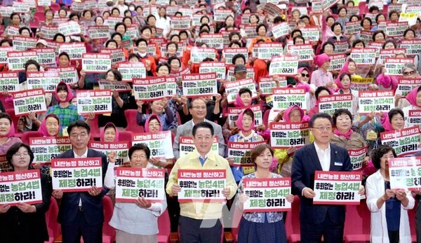 김영록 전라남도지사가 17일 화순군 하니움문화스포츠센터에서 열린 ‘2025 전남 여성농민 한마당 대회’에서 참석자들과 기념촬영을 하고 있다.