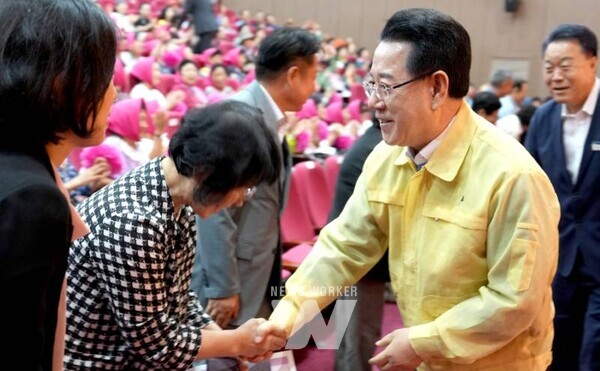 김영록 전라남도지사가 17일 화순군 하니움문화스포츠센터에서 열린 '2025 전남 여성농민 한마당 대회'에서 여성농민과 인사를 나누고 있다.