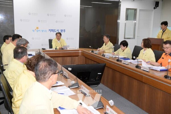 강기정 광주광역시장이 17일 오전 시청 재난상황실에서 열린 호우 특보 상황판단회의에 참석, 피해지역 상황을 보고 받은 후 철저한 대비로 시민의 인명과 재산보호에 최선을 다해주길 당부하고 있다. /광주광역시 제공