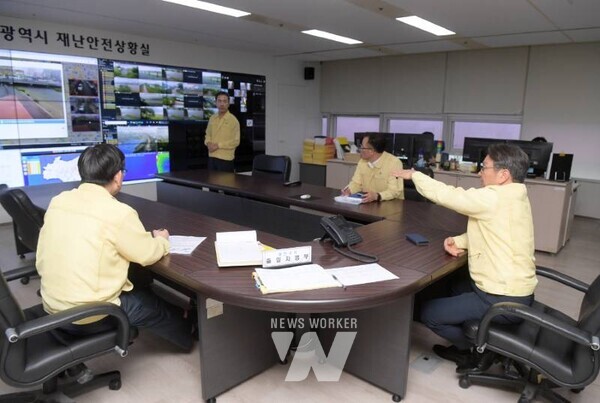강기정 광주광역시장이 17일 오전 시청 재난상황실에서 열린 호우 특보 상황판단회의에 참석, 피해지역 상황을 보고 받은 후 철저한 대비로 시민의 인명과 재산보호에 최선을 다해주길 당부하고 있다. /광주광역시 제공