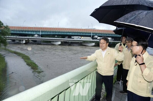 강기정 광주광역시장, 유촌교 긴급 현장 안전점검강기정 광주광역시장이 17일 홍수주의보가 발령된 서구 유촌교를 찾아 현장 상황을 긴급히 점검하고, 철저한 호우 대비를 지시하고 있다./광주광역시 제공