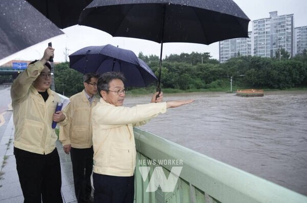 강기정 광주광역시장, 유촌교 긴급 현장 안전점검강기정 광주광역시장이 17일 홍수주의보가 발령된 서구 유촌교를 찾아 현장 상황을 긴급히 점검하고, 철저한 호우 대비를 지시하고 있다./광주광역시 제공