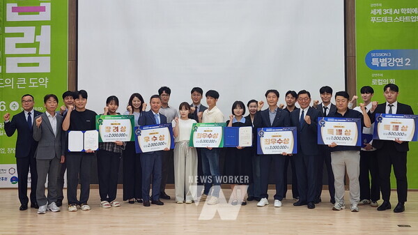 광주광역시(시장 강기정)는 지난 16일 광주창조경제혁신센터 다목적홀에서 열린 ‘제11회 광주광역시 공공데이터 활용 창업경진대회’ 시상식에서 총 7건의 우수 창업 아이디어를 수상작으로 선정했다.