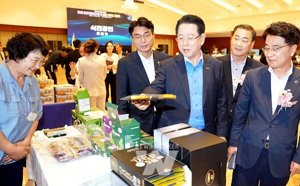 김영록 전라남도지사가 17일 무안군 남악 스카이웨딩컨벤션에서 열린 '한국여성경제인협회 전남지회 창립 11주년 기념식'에서 여성경제인들이 생산한 상품부스를 둘러보고 있다.