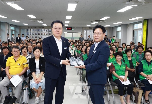 구복규 화순군수는 “조영일 읍장은 일에 대한 열정이 크고, 활력 있는 읍정을 펼쳐갈 것으로 기대한다”며, ‘발로 뛰는 현장 행정’을 당부하는 의미를 담아 운동화를 선물했다.