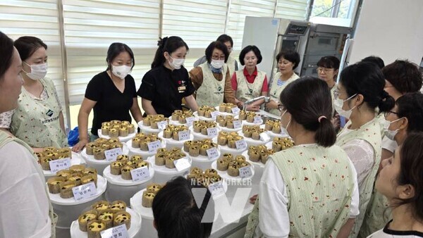 우리 쌀과 밀을 활용해 ‘얼그레이 아몬드 미니 설기’를 만들었다