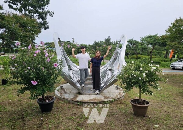 제4회 함평군 무궁화 전시회’가 7월 18일부터 8월 17일까지 한 달간 함평엑스포공원 내 추억공작소 앞에서 ‘나라꽃 무궁화, 시와 만나다’라는 주제로 열린다