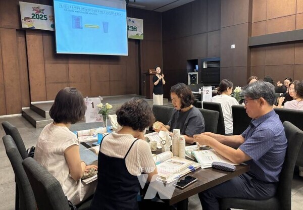 광주시교육청이 17일 서구 한 컨벤션에서 운영한 ’유치원 맞춤형 방과후 과정 활성화 워크숍‘에서 성신여대 전홍주 교수가 과학놀이에 대한 특강을 진행하고 있다. / 광주시교육청 제공