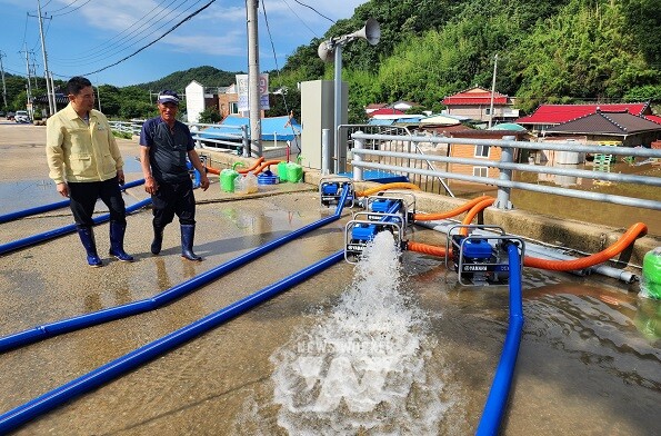 집중호우 피해 현장에서 함평군의회 의원들이 현장을 점검하고 있다.