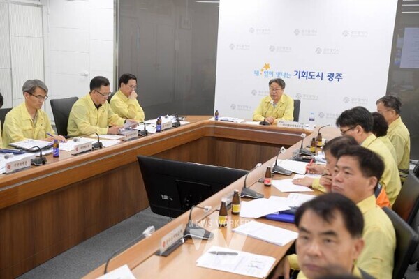강기정 광주광역시장이 18일 오전 시청 재난상황실에서 이재명 대통령 주재로 열린 ‘집중호우 대처상황 점검회의’에 참석해 호우 대처 상황 및 계획을 보고하고 있다. /광주광역시 제공