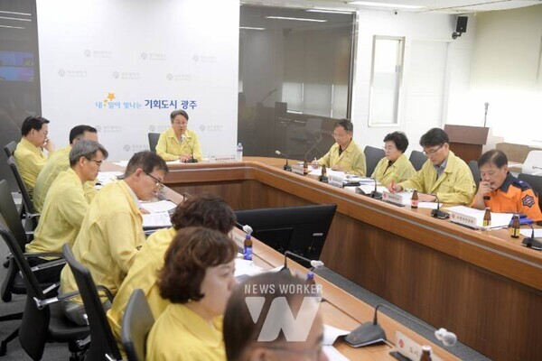 강기정 광주광역시장이 18일 오전 시청 재난상황실에서 이재명 대통령 주재로 열린 ‘집중호우 대처상황 점검회의’에 참석해 호우 대처 상황 및 계획을 보고하고 있다. /광주광역시 제공