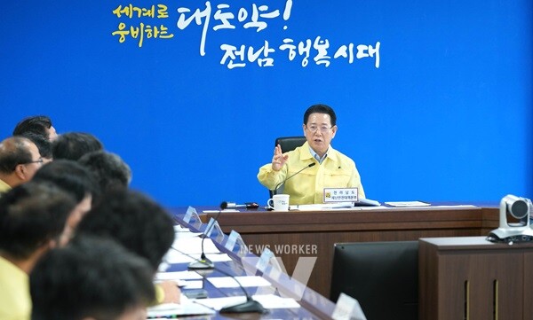김영록 전라남도지사가 19일 오전 도청 재난종합상황실에서 실국장, 시군부단체장들이 참석한 가운데 ‘호우 피해조사 및 응급복구 점검 회의’를 주재하고 있다.