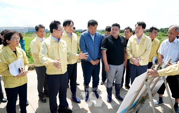 (영암 삼호읍 집중호우 피해현장 방문) 김영록 전라남도지사가19일 오후 영암 삼호읍 집중호우 피해현장을 방문, 피해상황 등을 점검하고 시설 조속 복구 등을 지시하고 있다.