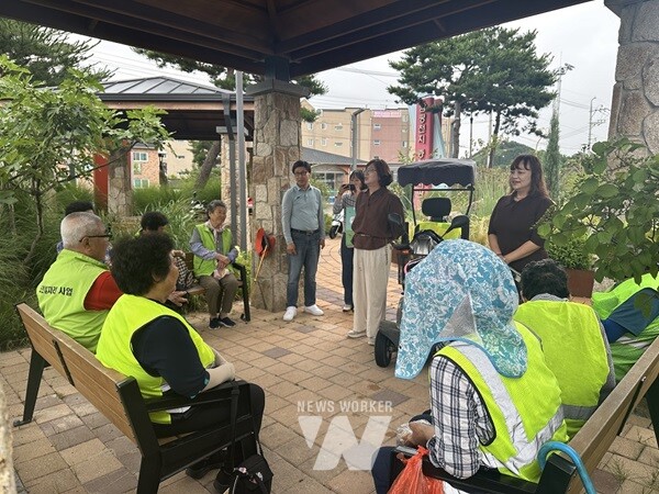 정화자 함평읍장, 노인 및 자활사업·장애인 일자리 사업 참여자 격려, 갈색 블라우스 정화자 함평읍장