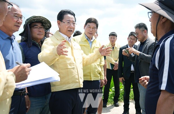 김영록 전라남도지사가 20일 오후 담양 봉산면 딸기육묘 시설하우스 침수 피해현장을 방문, 피해상황을 점검하고 시설 조속 복구 등을 지시하고 있다.