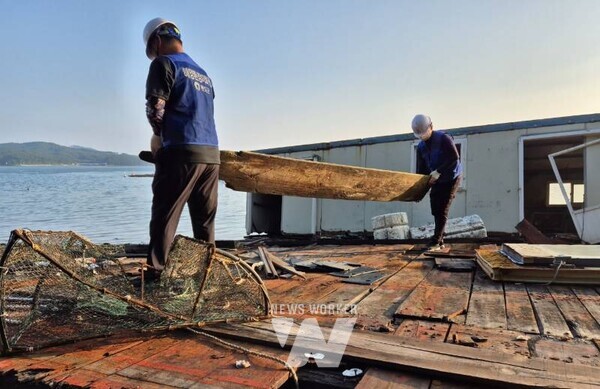 전남 완도군이 해양환경관리단과 함께 지난 두 달 동안 어촌 지역 해안가에 방치된 폐 가두리를 24톤을 해체 및 수거했다
