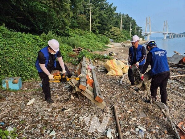 전남 완도군이 해양환경관리단과 함께 지난 두 달 동안 어촌 지역 해안가에 방치된 폐 가두리를 24톤을 해체 및 수거했다