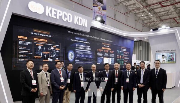 VIETNAM ELECS 2025 한전KDN 전시관을 찾은 전시회 관계자들