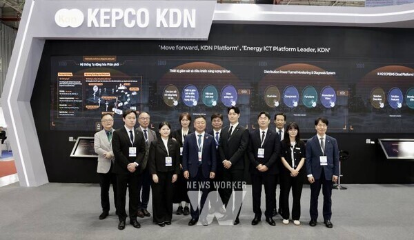 VIETNAM ELECS 2025에 참가한 한전KDN 관계자들