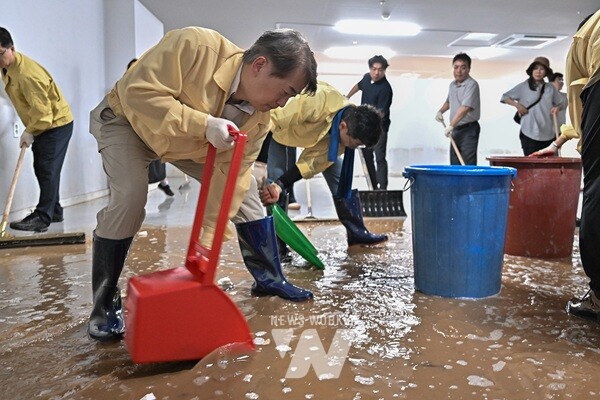 김이강 광주 서구청장이 21일 집중호우 침수 피해를 입은 서구 관내의 한 가구점에서 박찬대 더불어민주당 당대표 후보, 자원봉사자들과 복구 작업을 하고 있다. /광주 서구 제공