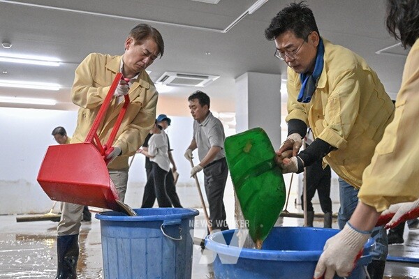 김이강 광주 서구청장이 21일 집중호우 침수 피해를 입은 서구 관내의 한 가구점에서 박찬대 더불어민주당 당대표 후보, 자원봉사자들과 복구 작업을 하고 있다. /광주 서구 제공
