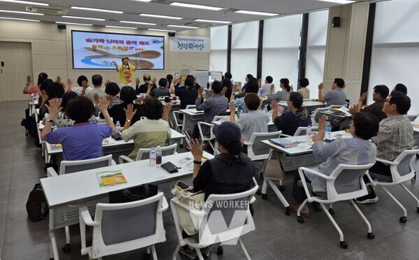 전라남도인재평생교육진흥원이 문해교사의 전문성 강화를 통해 도민에게 수준 높은 문해교육을 제공하기 위해 21일 서부권역을 시작으로 2025년 전남도 문해교사 역량강화 연수를 본격 운영한다.
