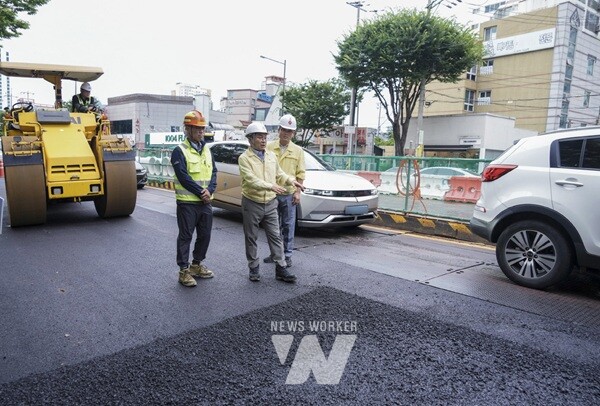 강기정 광주광역시장이 21일 오후 서구 상무중학교 인근 도시철도2호선 1단계 공사현장에서 복공판과 도로면 단차 해소를 위한 주행차로 덧씌우기(포장) 공사 진행 과정을 살펴보고 있다./광주광역시 제공
