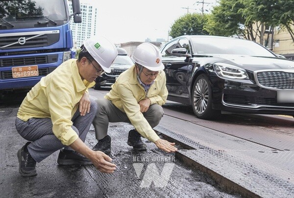 강기정 광주광역시장이 21일 오후 서구 상무중학교 인근 도시철도2호선 1단계 공사현장에서 복공판과 도로면 단차 해소를 위한 주행차로 덧씌우기(포장) 공사 진행 과정을 살펴보고 있다./광주광역시 제공