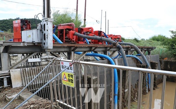 침수로 가동이 중단된 산호 배수장에 임시 배수 펌프를 설치한 사진