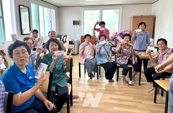 보성군은 ‘2025년 민생회복 소비쿠폰’ 신청을 보다 신속하고 촘촘하게 추진하기 위해 읍면 경로당과 마을회관 등을 중심으로 찾아가 현장 행정을 시행하고 있다