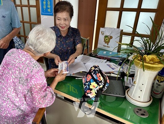 보성군은 ‘2025년 민생회복 소비쿠폰’ 신청을 보다 신속하고 촘촘하게 추진하기 위해 읍면 경로당과 마을회관 등을 중심으로 찾아가 현장 행정을 시행하고 있다